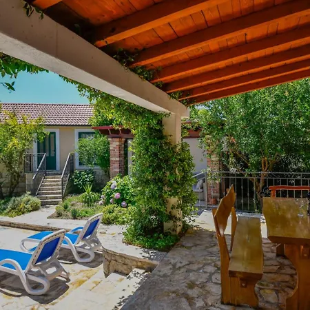 Mint - By Guide Villa