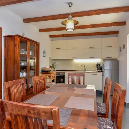 Βίλα Mint - By Guide *