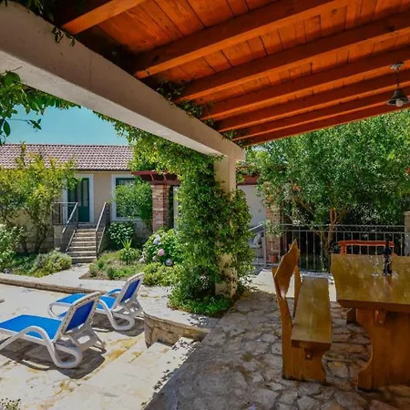 Βίλα Mint - By Guide